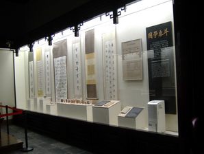 企业展墙展台设计-展厅仿古橱窗